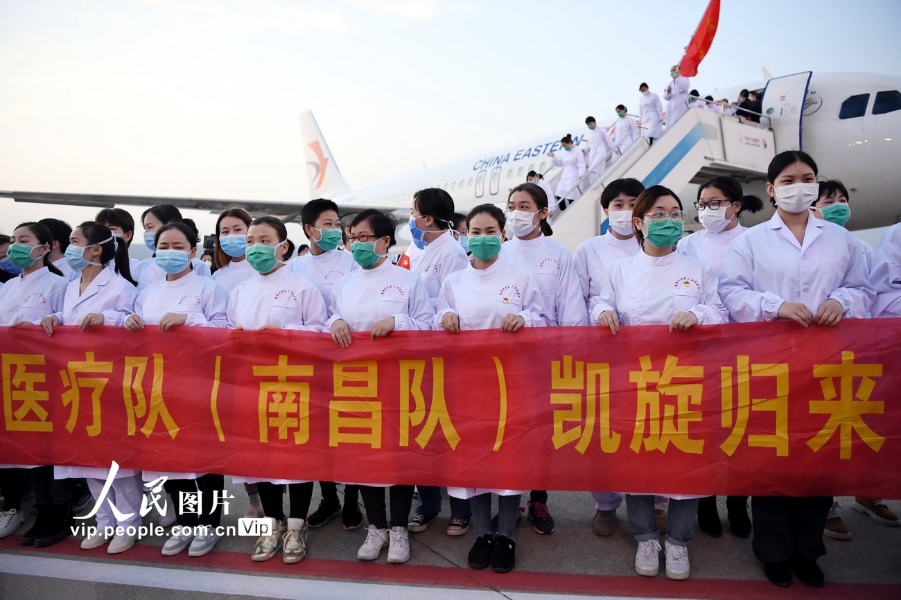 3月18日，昌北國際機場，走下飛機的醫護人員列隊。
