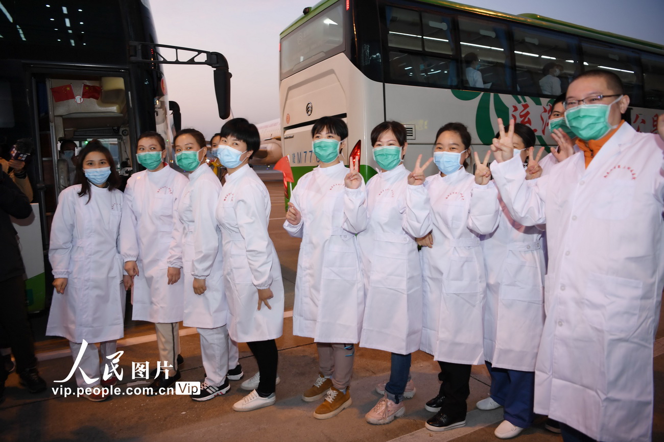 3月18日，昌北國際機場，醫護人員登車，他們將前往安義古村休整。
