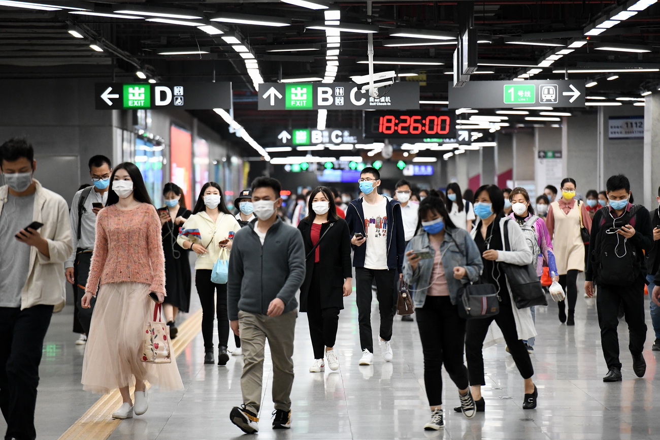 3月18日晚高峰時段，在深圳地鐵車公廟站，乘客在站廳內通行。