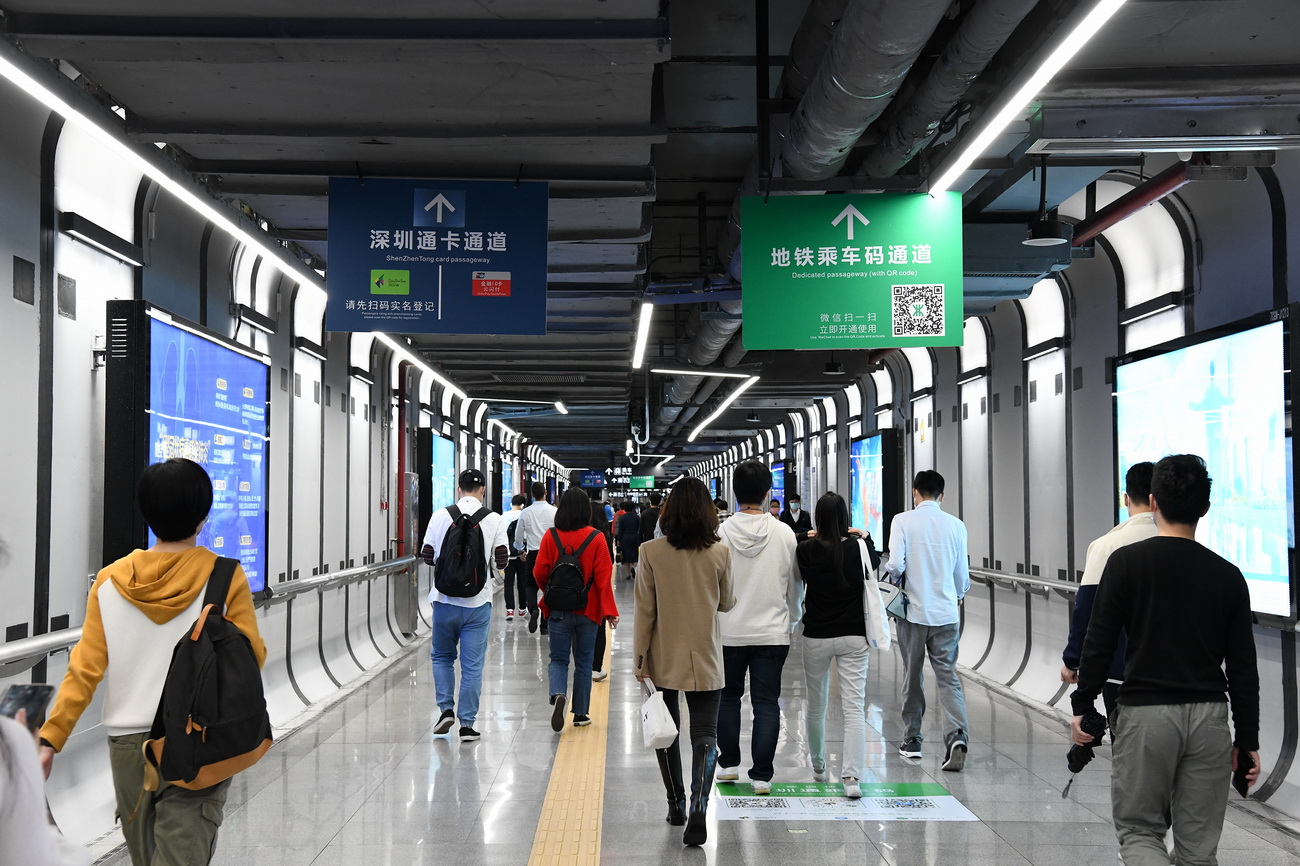 3月18日晚高峰時段，在深圳地鐵車公廟站，乘客按照車站指示牌進站。