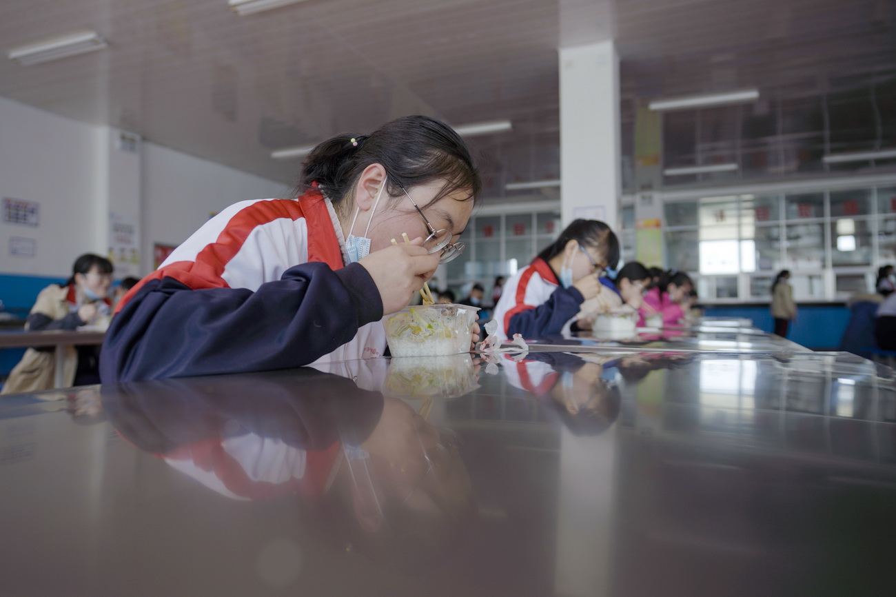 3月14日，青海省海北藏族自治州第一高級中學的學生在餐廳分桌就餐。新華社記者 吳剛 攝