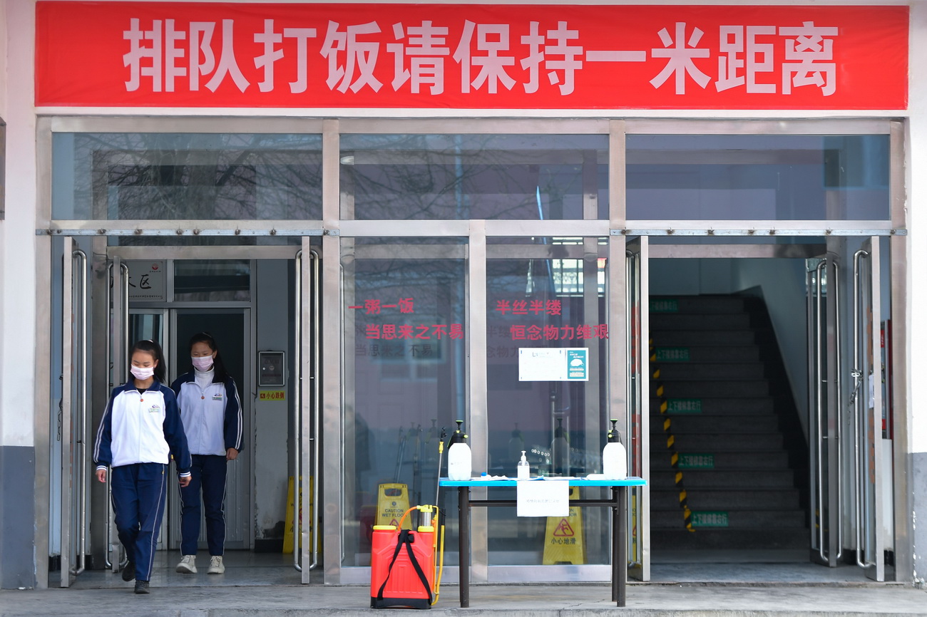 3月13日，青海省海東市互助土族自治縣民族中學的學生在食堂用餐之后有序離開。新華社記者 張龍 攝