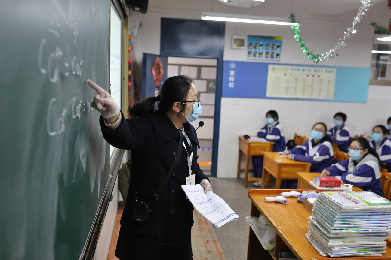 3月16日，貴陽市第六中學高三教師在教室內授課。 新華社記者 歐東衢 攝