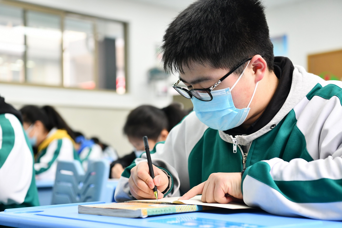 3月16日，貴陽市南明區第一實驗中學初三年級學生在課堂上做筆記。新華社記者 楊文斌 攝