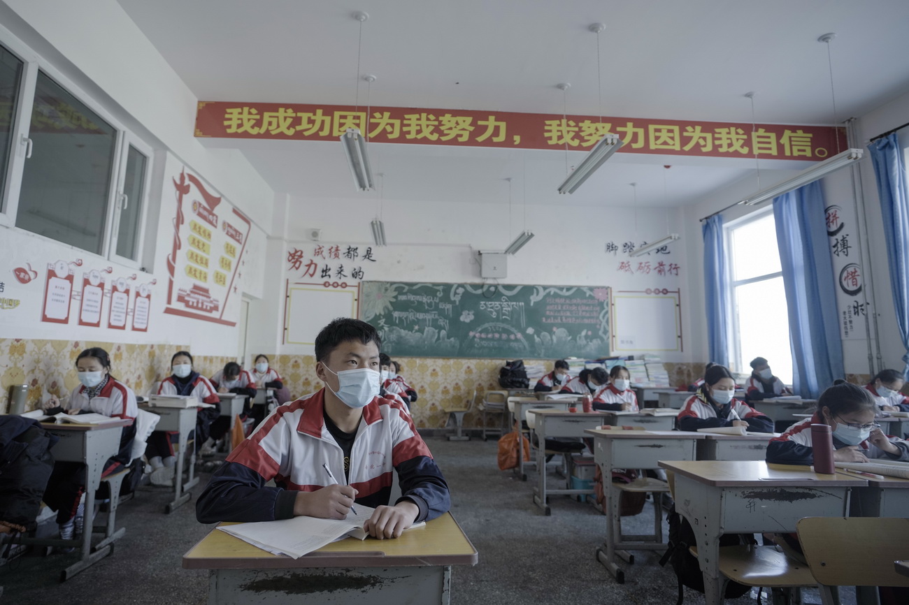 3月14日，青海省海北藏族自治州第一高級中學學生在教室內上課。新華社記者 吳剛 攝