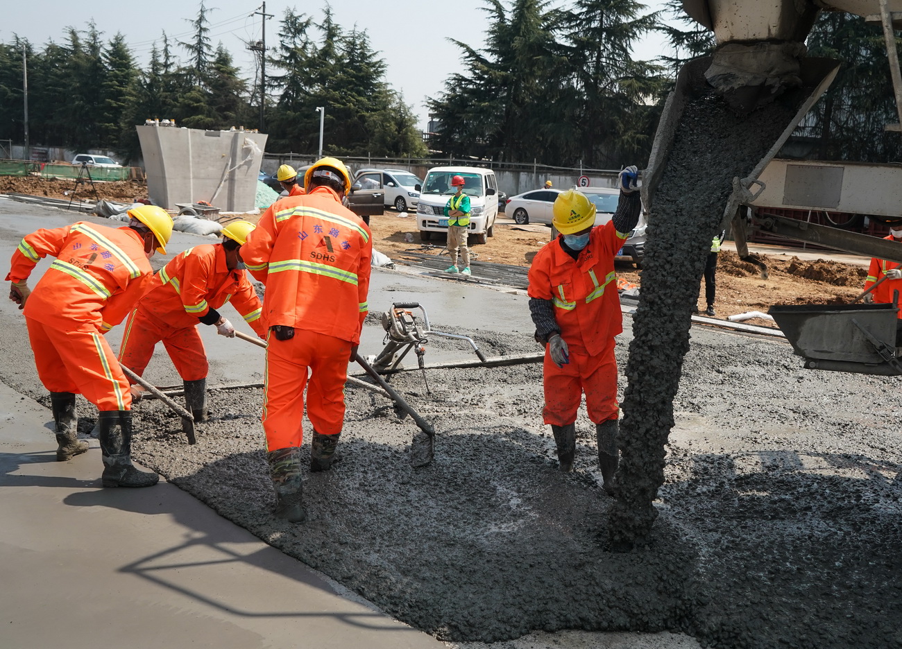 3月18日，工人在進行高架橋橋梁支架基礎結構層硬化施工，硬化材料為用舊路廢料生產出的再生水泥混凝土。
