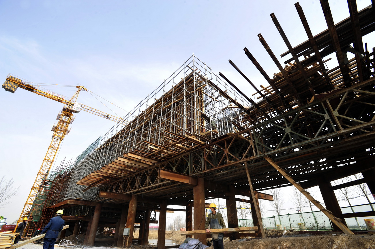 3月20日，工人在黃大鐵路河北海興縣的建設工地施工。新華社發（苑立偉 攝）