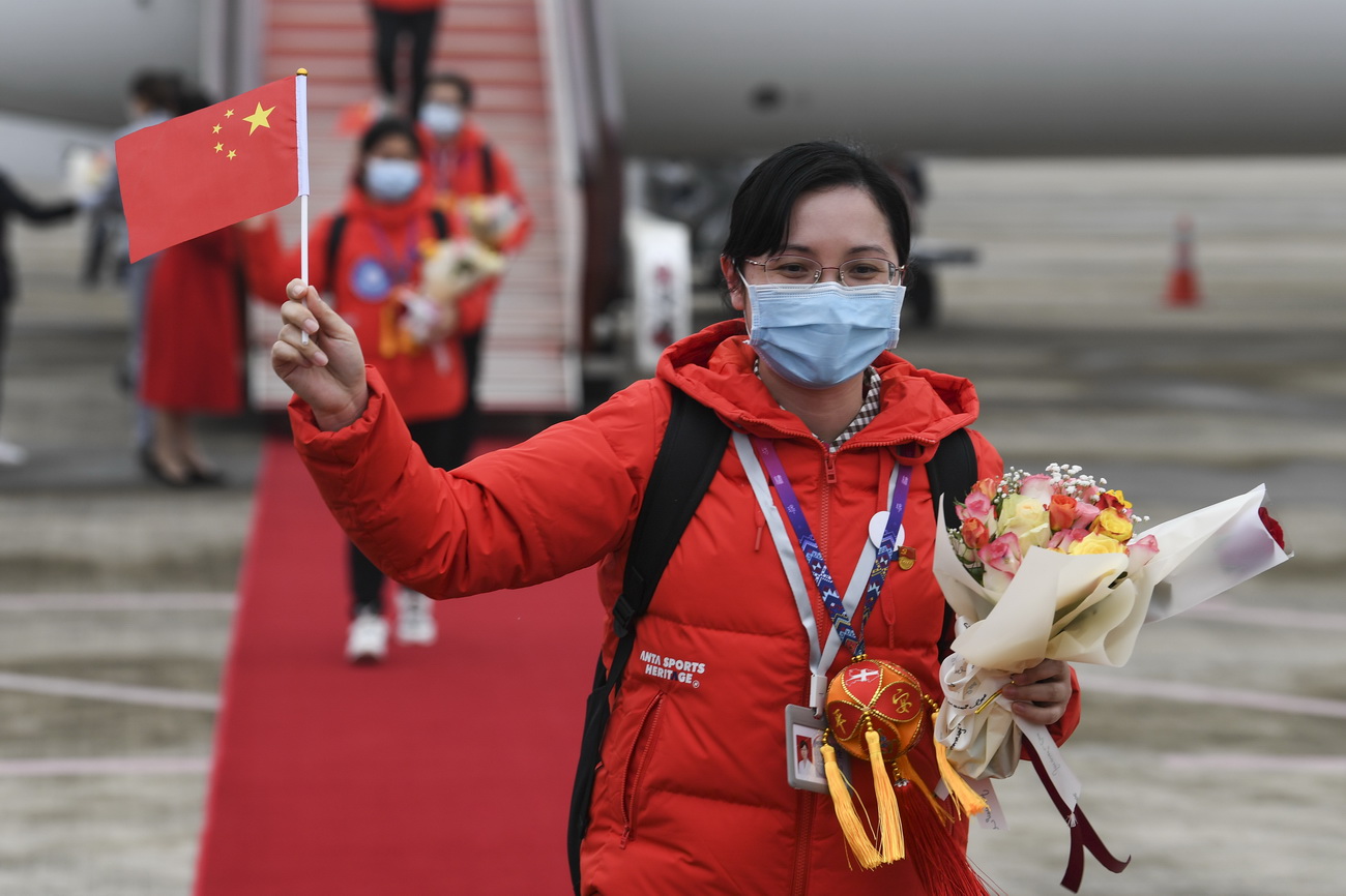 3月20日，在南寧吳圩國際機場，醫護人員走下飛機。新華社記者 曹祎銘 攝