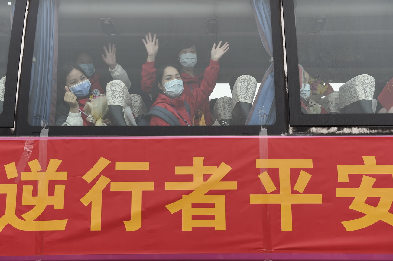 3月20日，醫護人員搭乘大巴車離開南寧吳圩國際機場。新華社記者 曹祎銘 攝