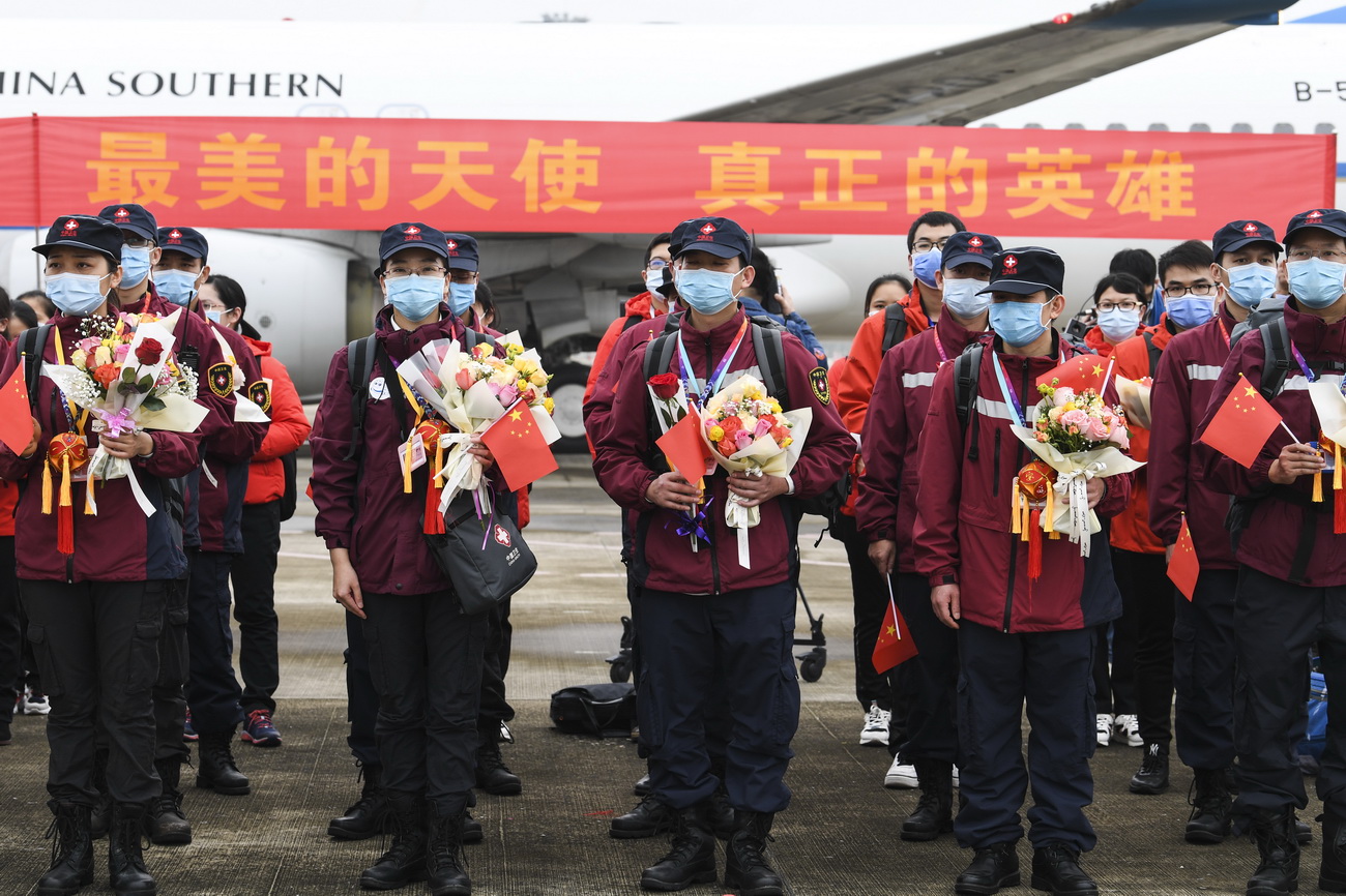 3月20日，醫護人員在南寧吳圩國際機場列隊。新華社記者 曹祎銘 攝