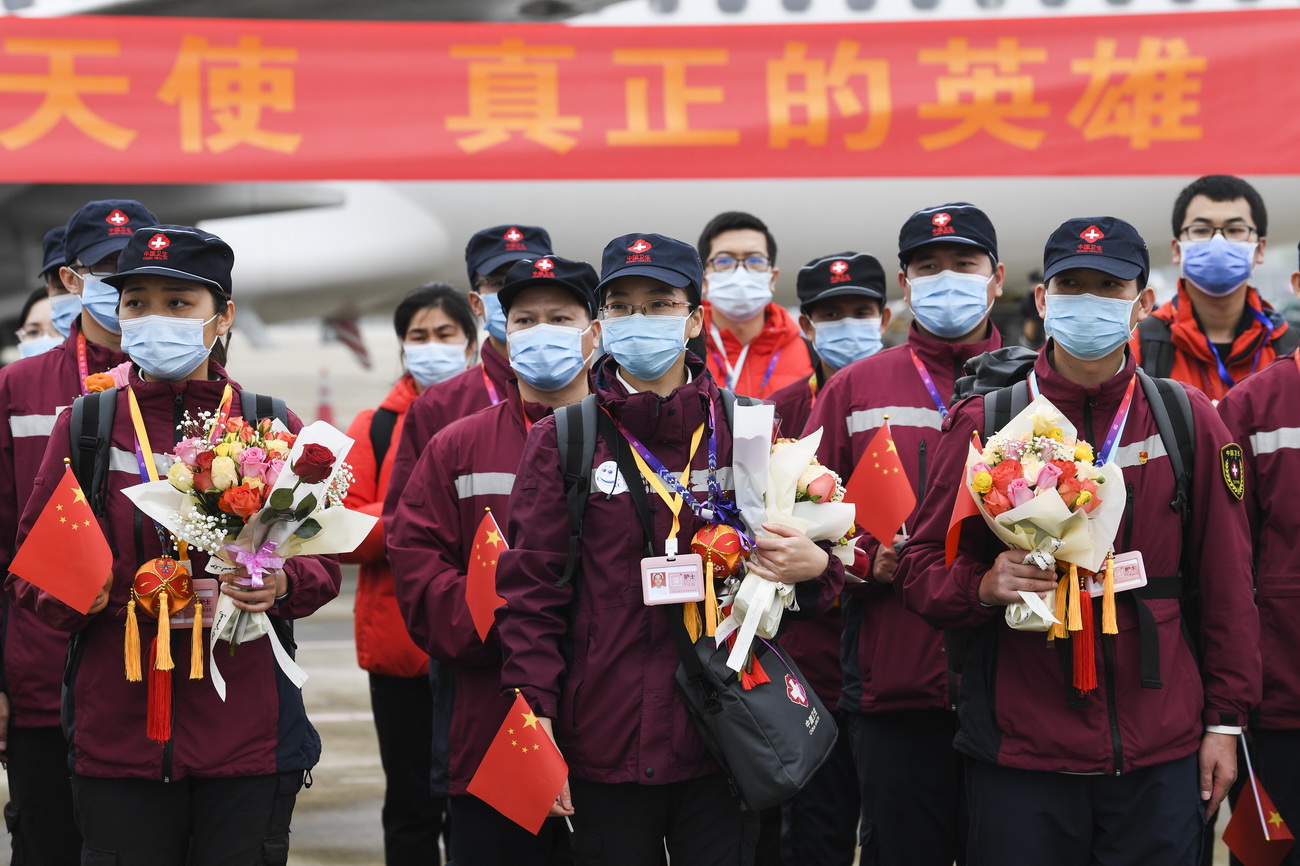 3月20日，醫護人員在南寧吳圩國際機場列隊。新華社記者 曹祎銘 攝