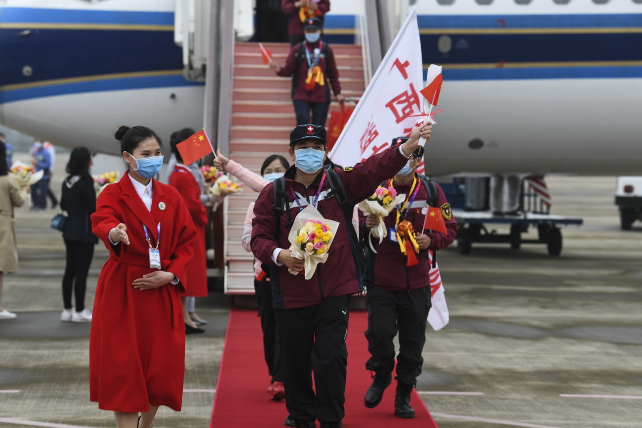 3月20日，在南寧吳圩國際機場，醫護人員走下飛機。新華社記者 曹祎銘 攝