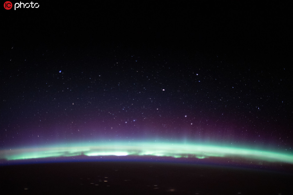 壮观绚丽！从国际空间站看极光和大气辉光