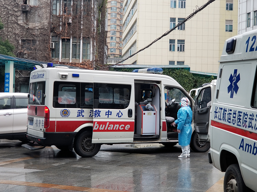 4.1月26日，醫院急救中心的醫護們在轉運發熱病人。施湘萍攝