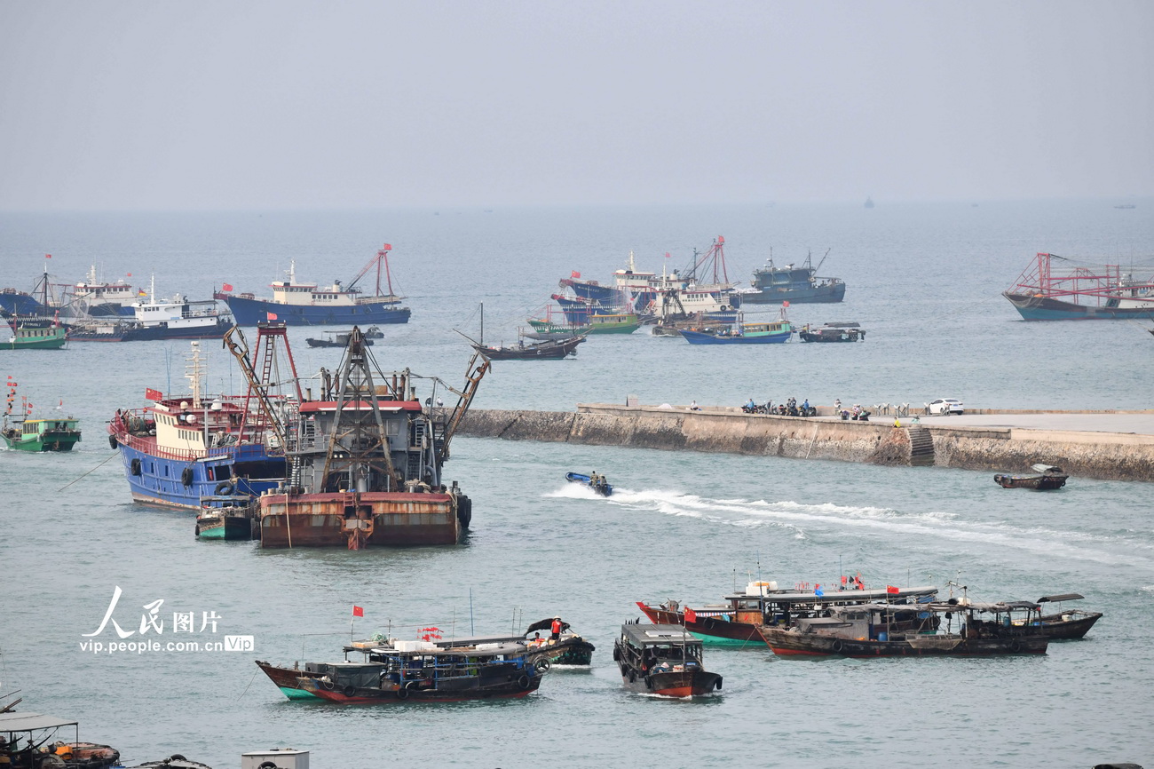 3月24日，各式船隻在廣西北海市銀海區僑港附近海域往來穿梭。