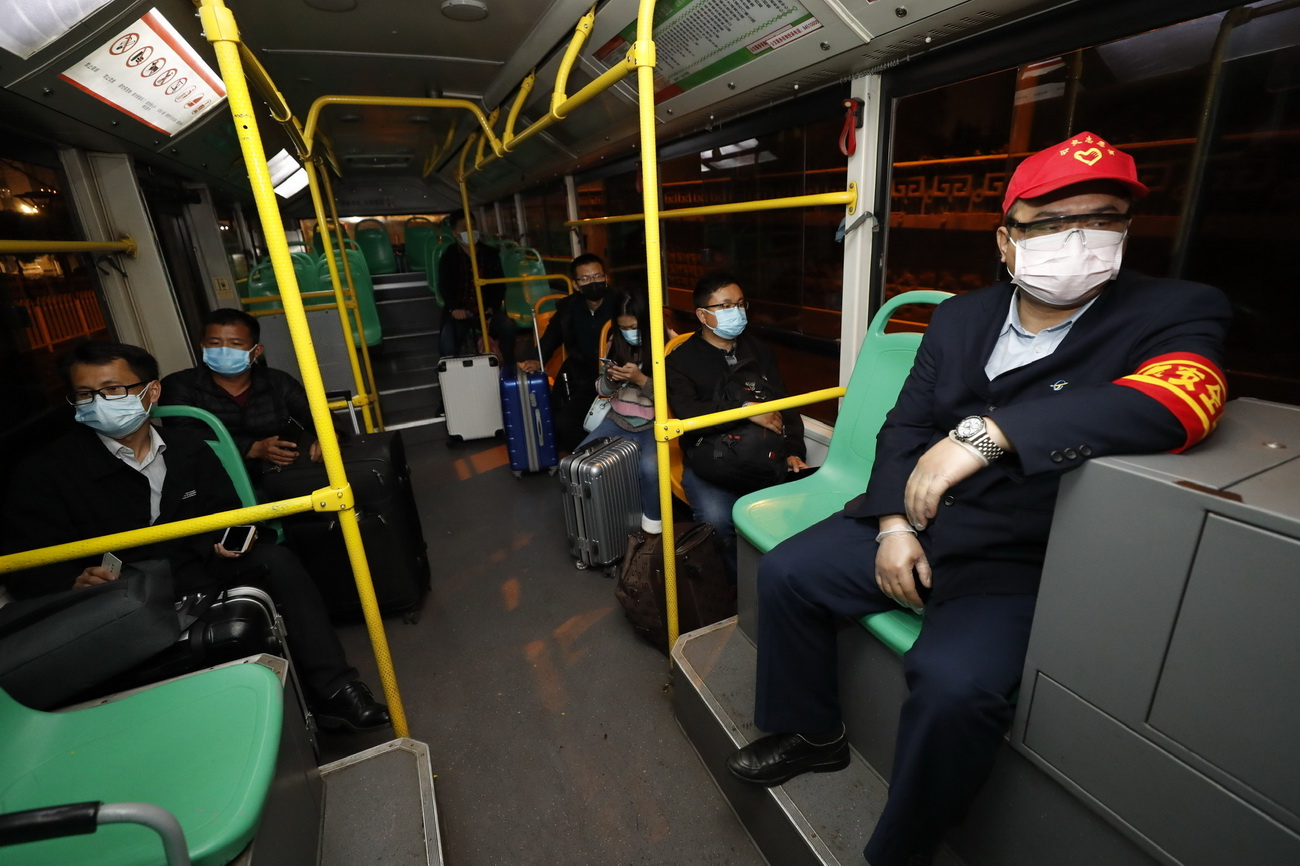 3月25日，乘客乘坐在武昌火车站综合体站始发的首趟518路公交车。