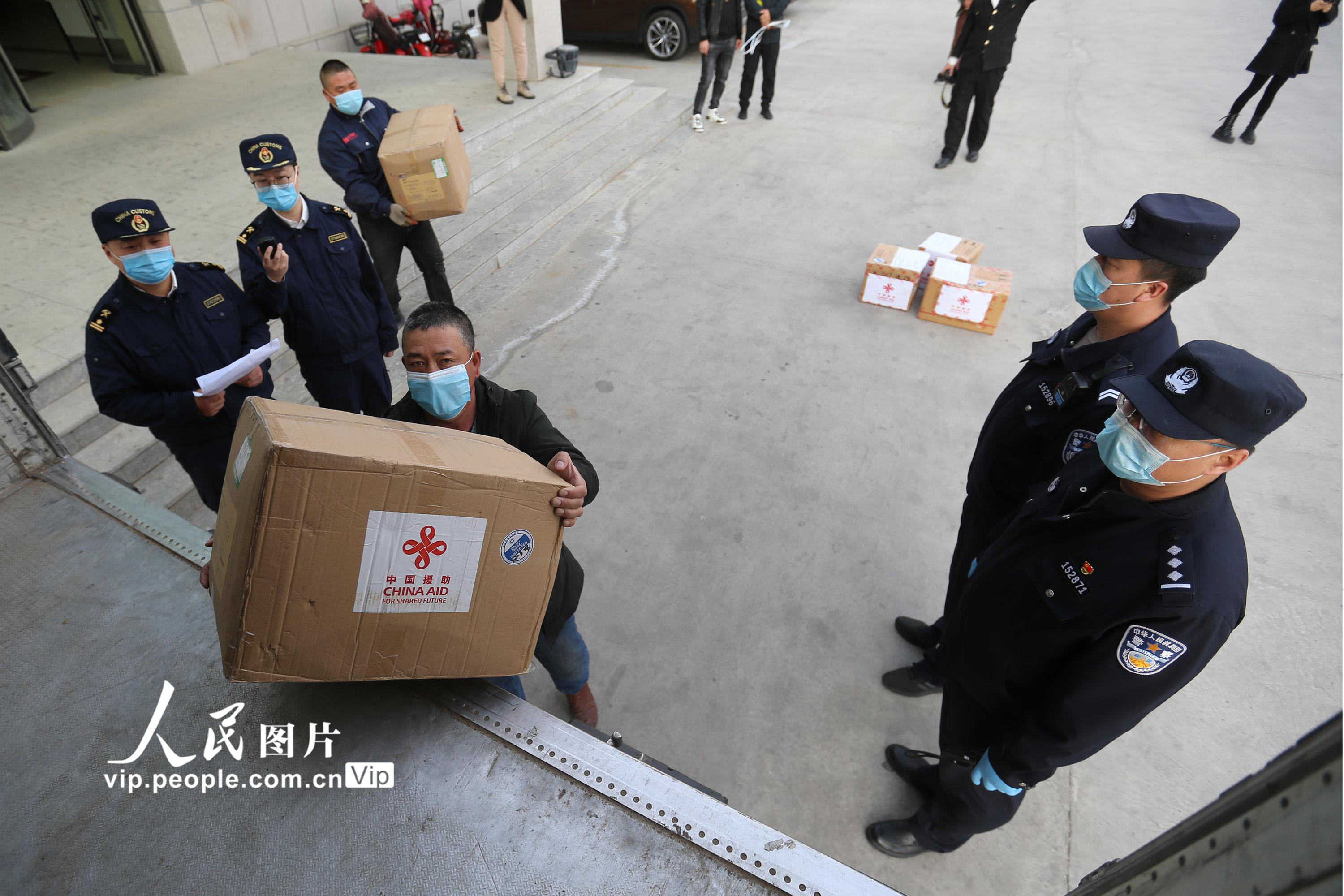 中國援助蒙古國防疫物資通關 邊檢站快速驗放【5】