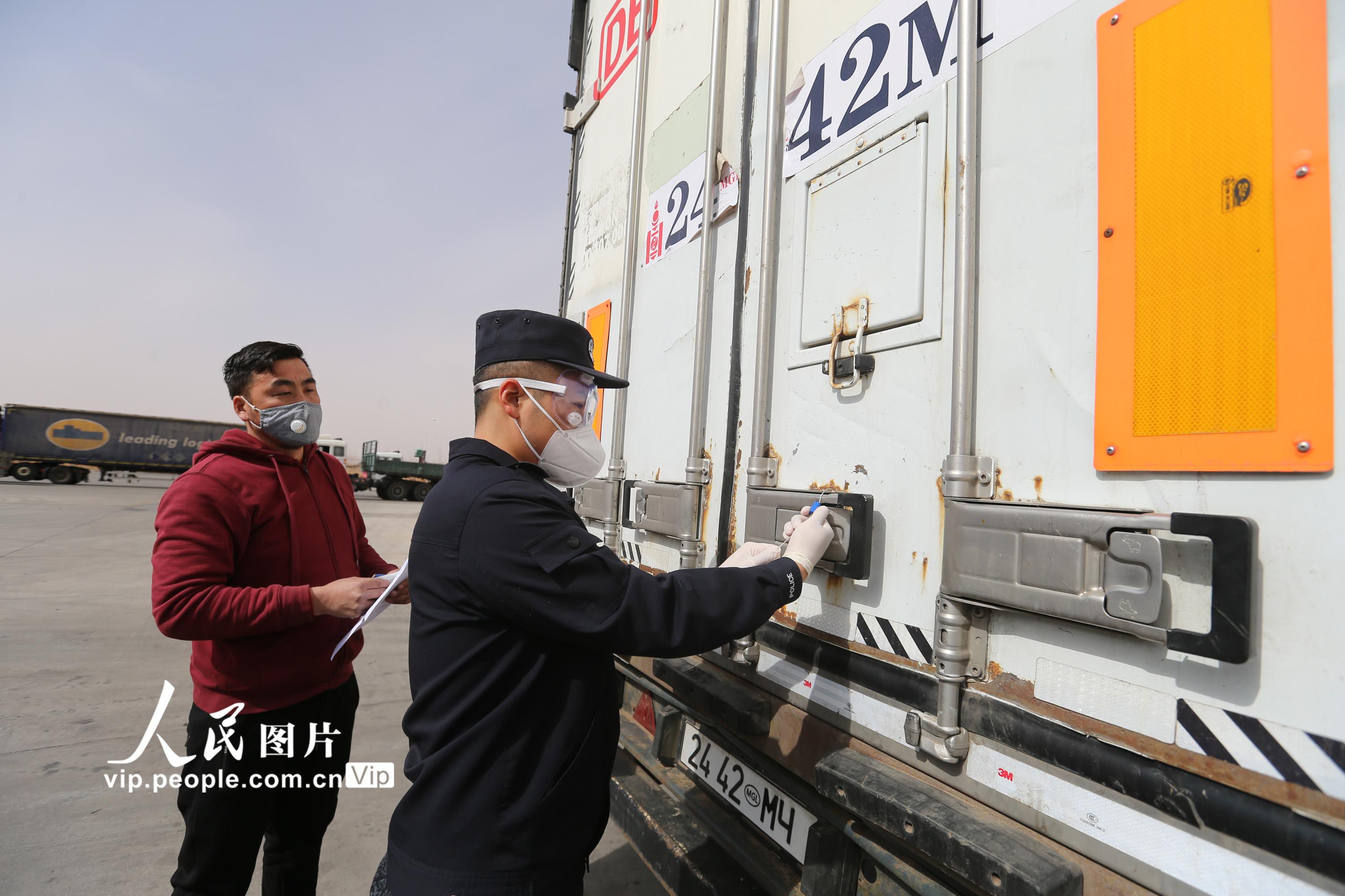 中國援助蒙古國防疫物資通關 邊檢站快速驗放【4】