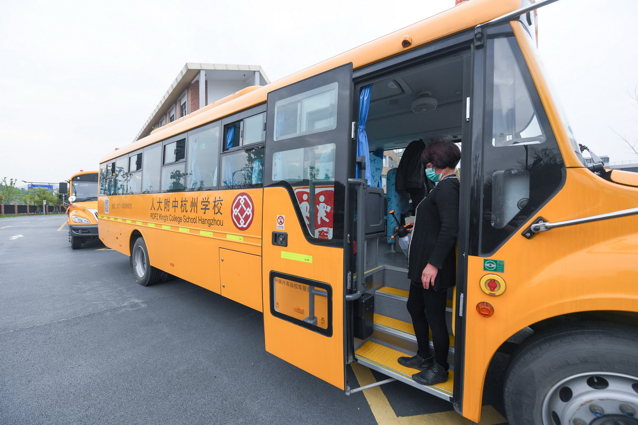 3月26日，在人大附中杭州學校舉行的防疫演練中，工作人員對校車進行消毒。