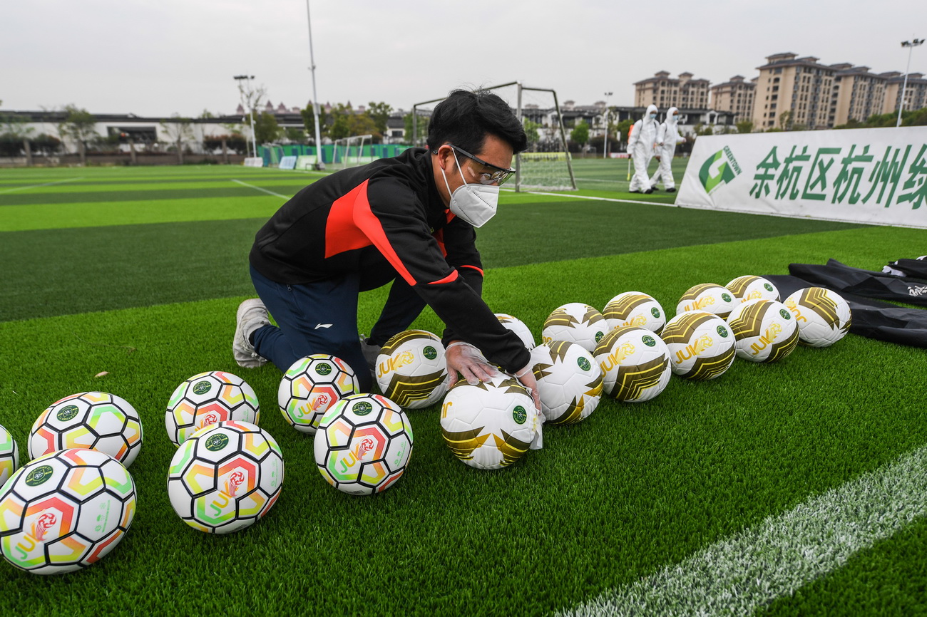 3月26日，在位於杭州余杭中泰街道的浙江綠城足球學校，教練在防疫演練中對訓練裝備進行防疫消殺。