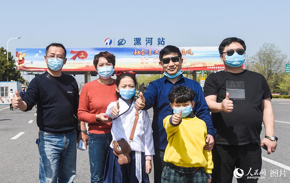 3月20日，漯河北高速，漯河市第六人民医院郭晶晶的父母及家人。张雪莲 摄