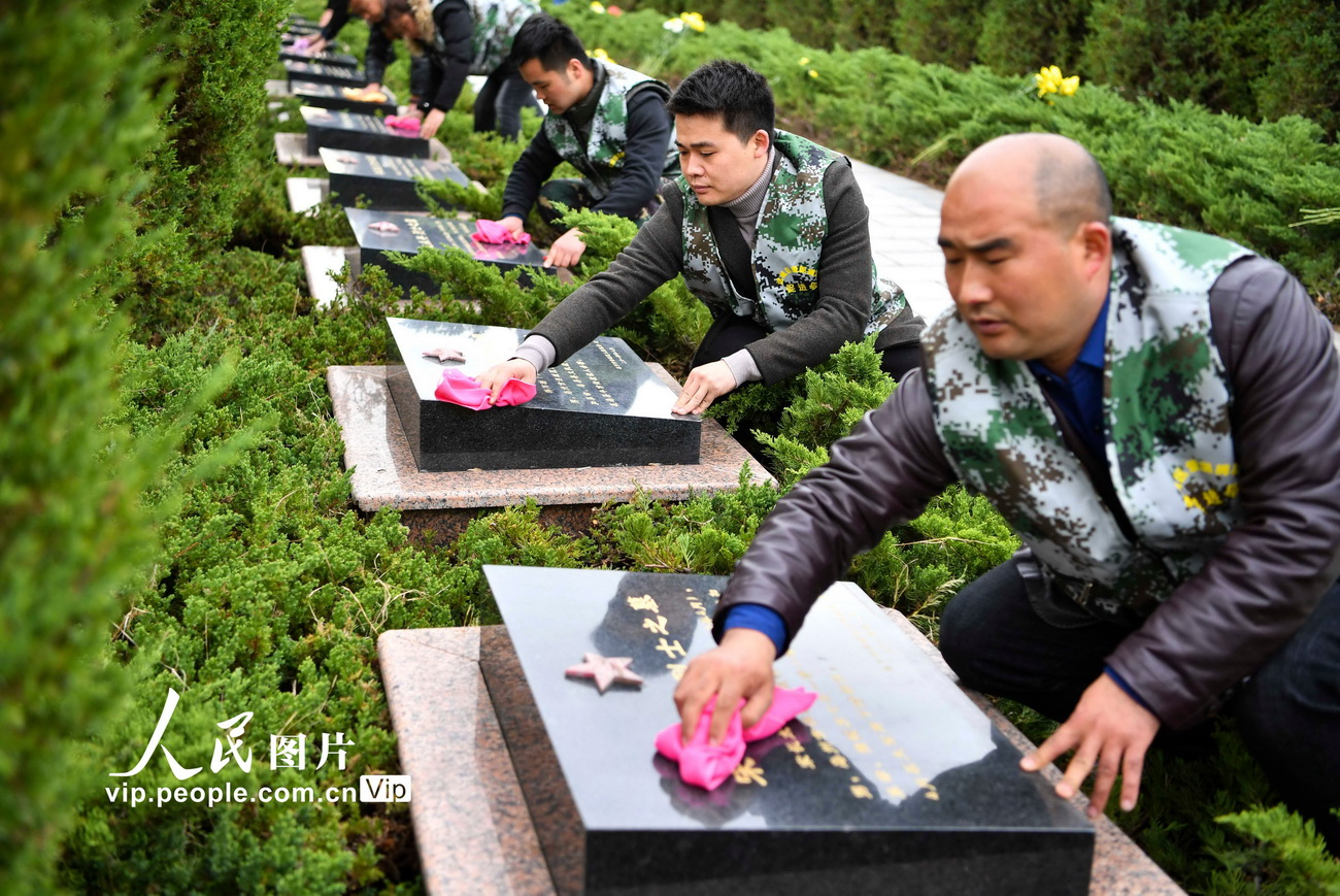 3月27日，在安徽省亳州市皖北烈士陵園，志願者在擦拭墓碑。