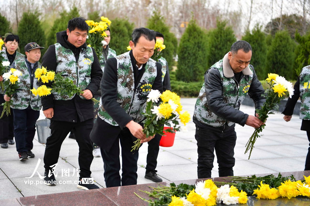 3月27日，在安徽省亳州市皖北烈士陵園，志願者向烈士墓敬獻鮮花。
