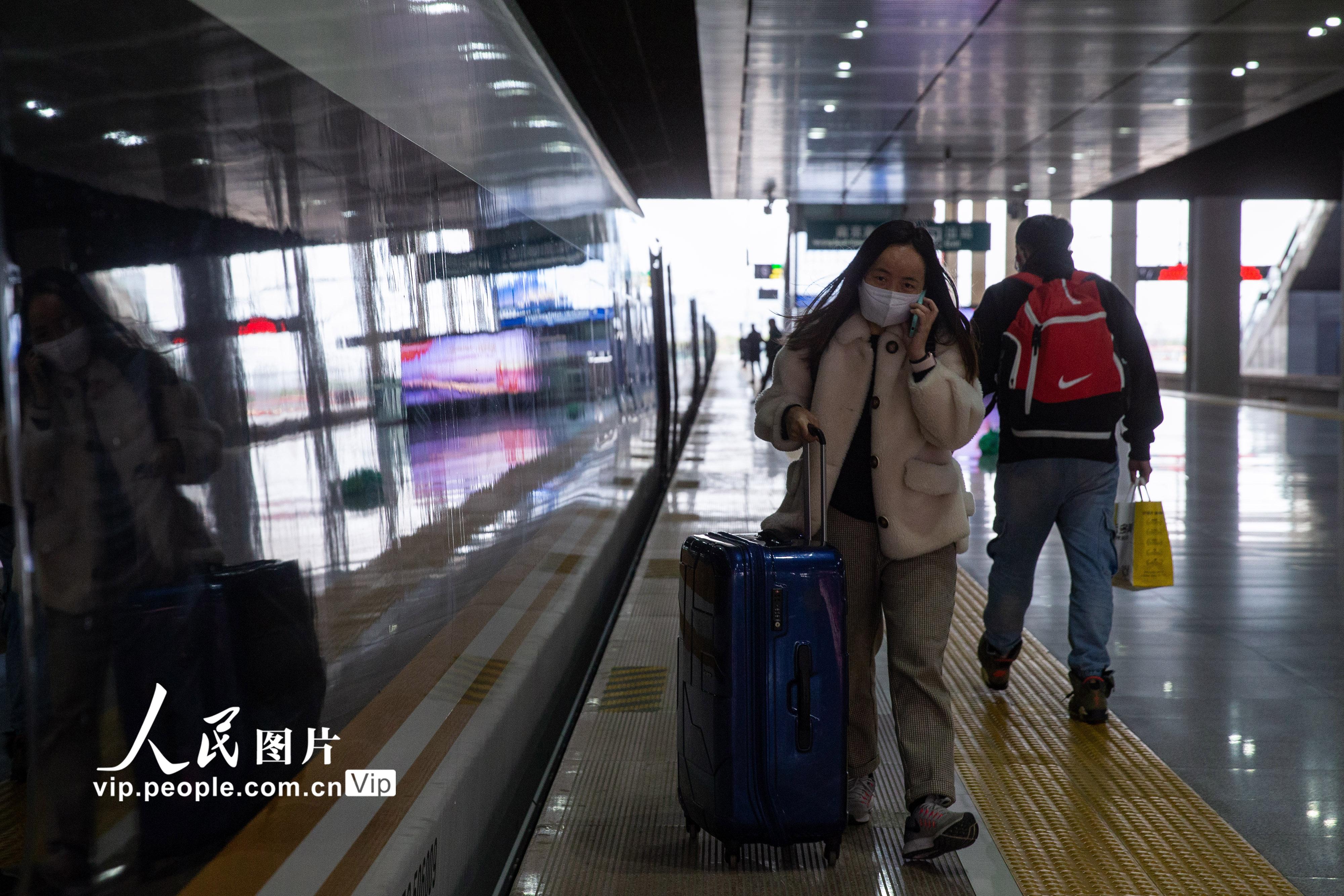 2020年3月28日 ， 旅客在南京南站准备乘坐途经停靠武汉站的G579次列车。