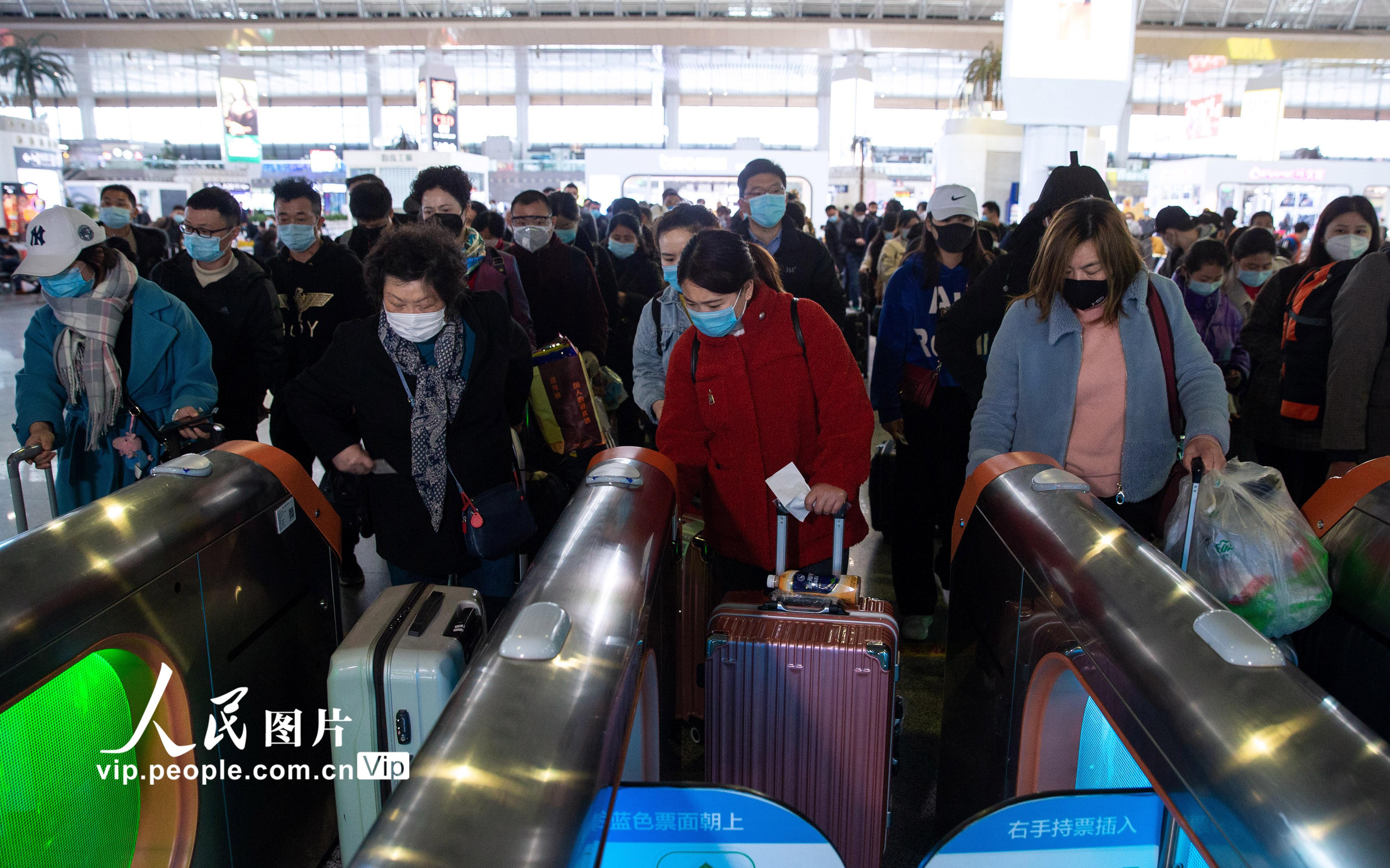 2020年3月28日 ，旅客在南京南站检票口检票乘坐途经停靠武汉站的G579次列车。
