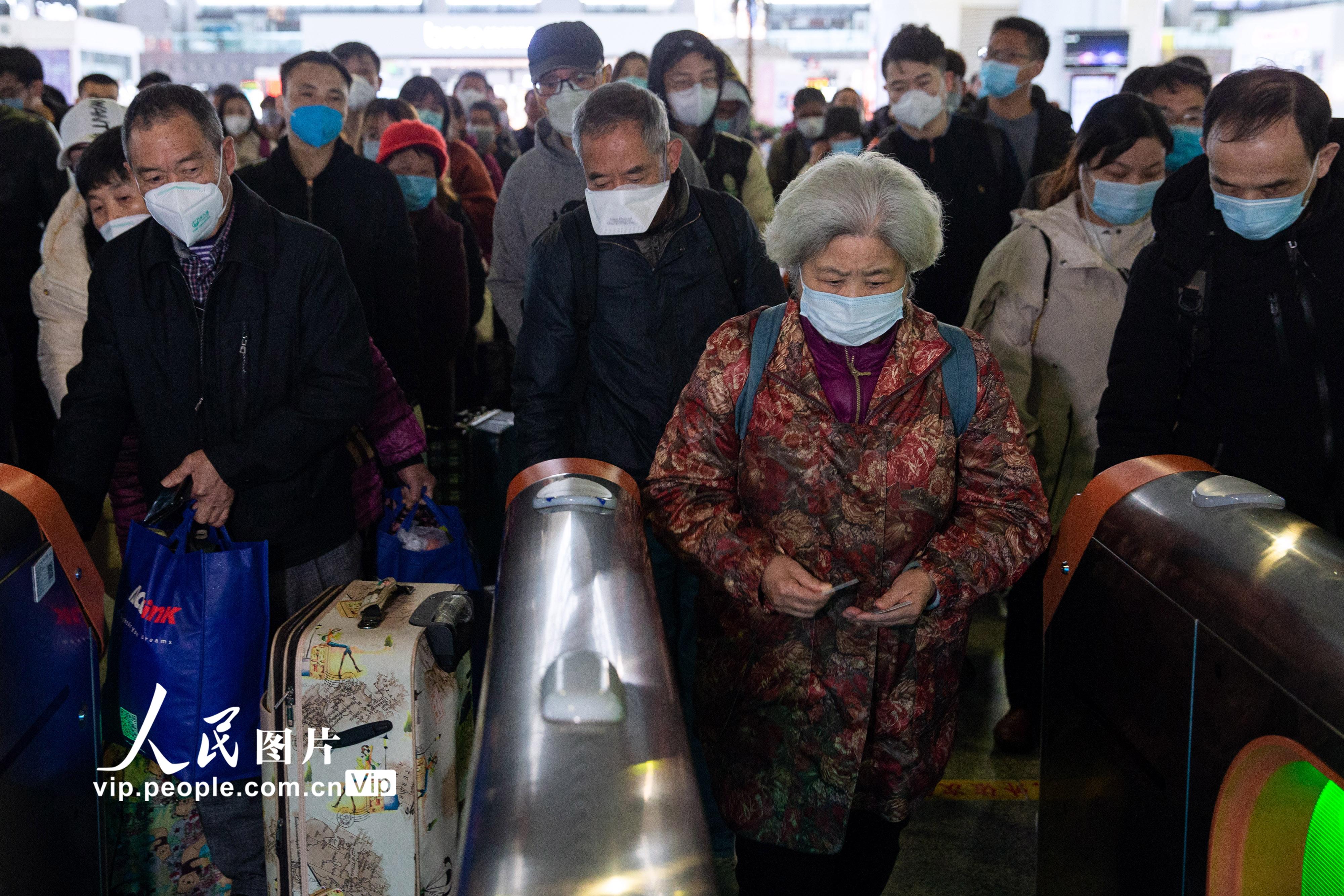 2020年3月28日，旅客在南京南站检票口检票乘坐途经停靠武汉站的G579次列车。