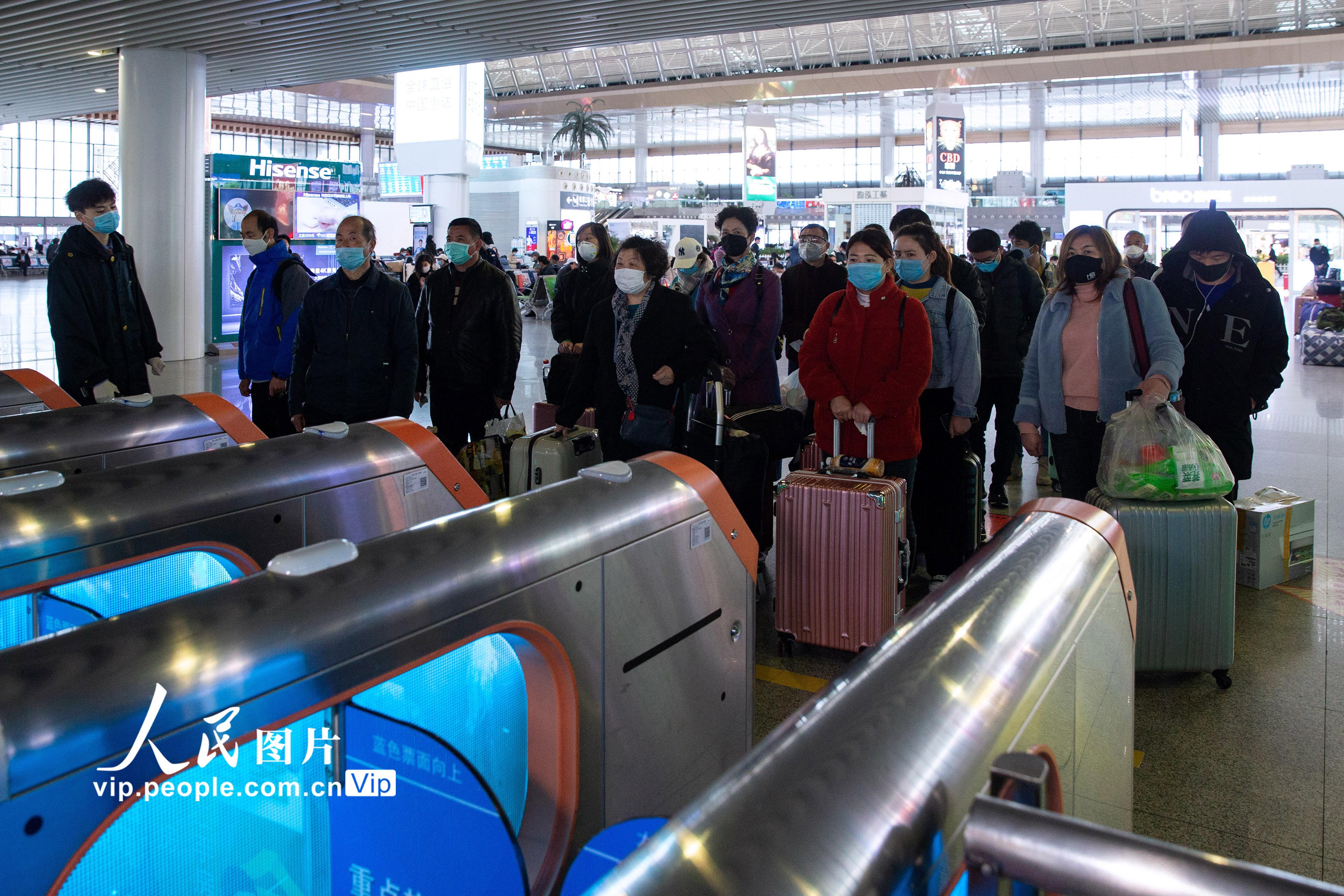 2020年3月28日，旅客在南京南站检票口准备检票乘坐途经停靠武汉站的G579次列车。