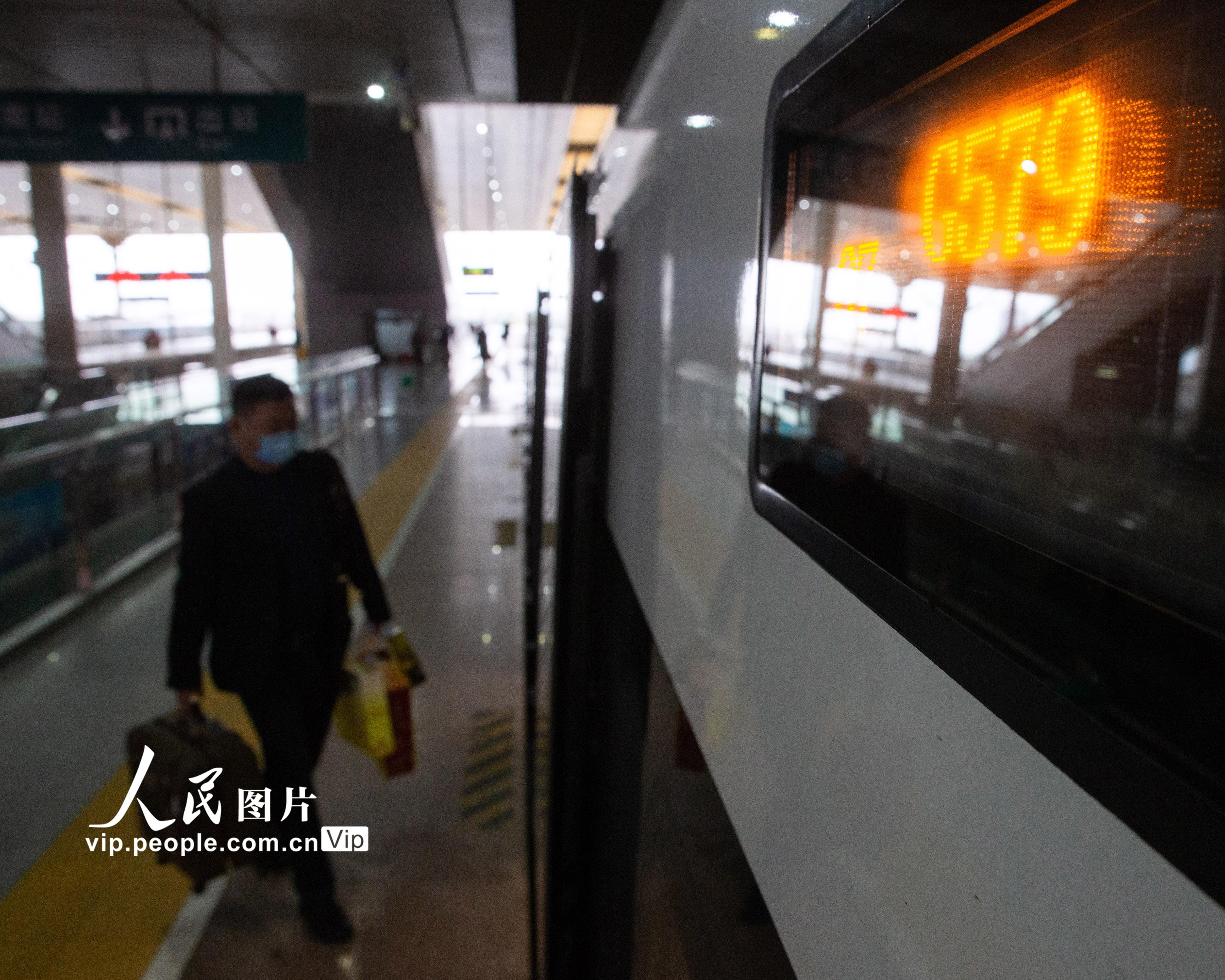 2020年3月28日，旅客在南京南站准备乘坐途经停靠武汉站的G579次列车 。
