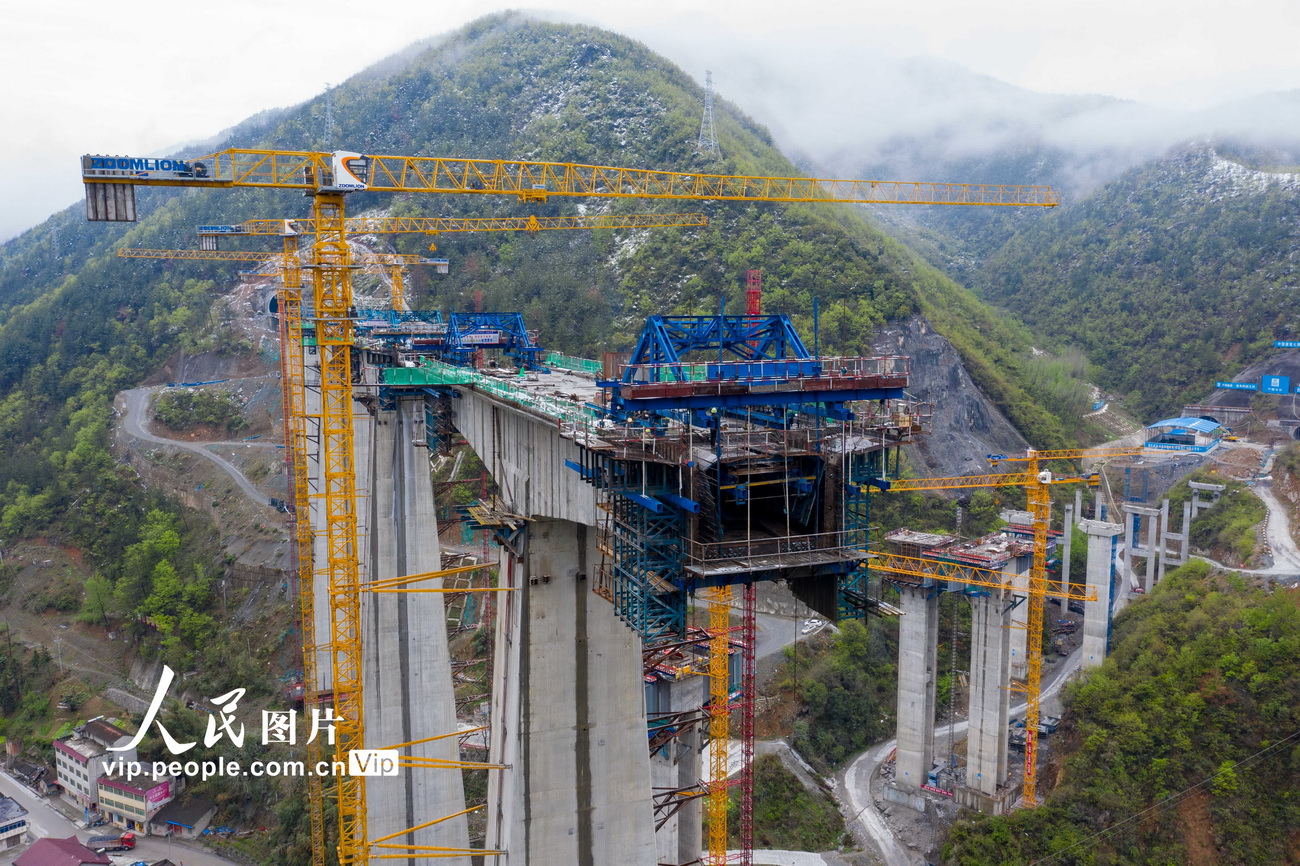 3月28日，航拍的建設中的鄭萬高鐵湖北段保康縣馬橋鎮兩河口雙線特大橋。