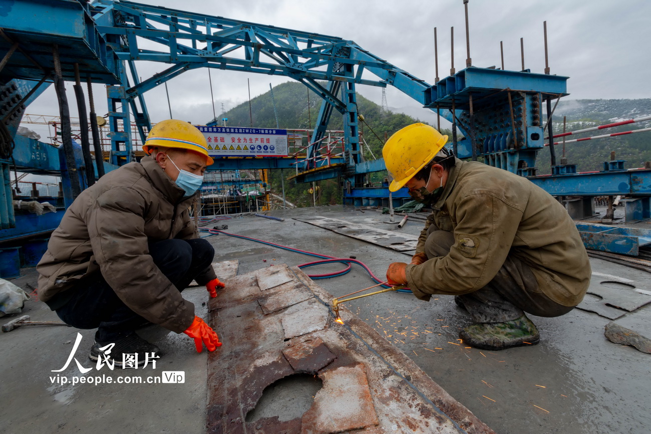 3月28日，工人在鄭萬高鐵湖北段保康縣馬橋鎮兩河口雙線特大橋建設工地施工。