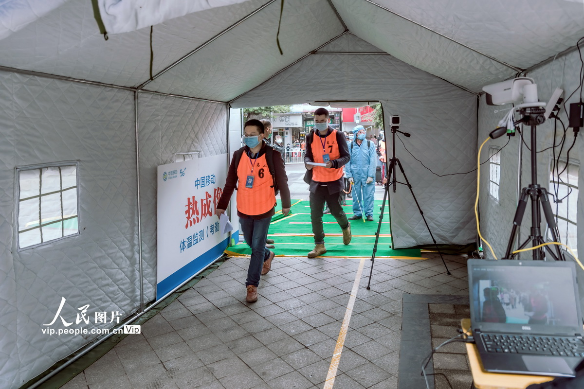 3月30日，開展復學模擬演練的四川省資陽市安岳中學的學生正有序通過學校大門口熱成像室進入學校。
