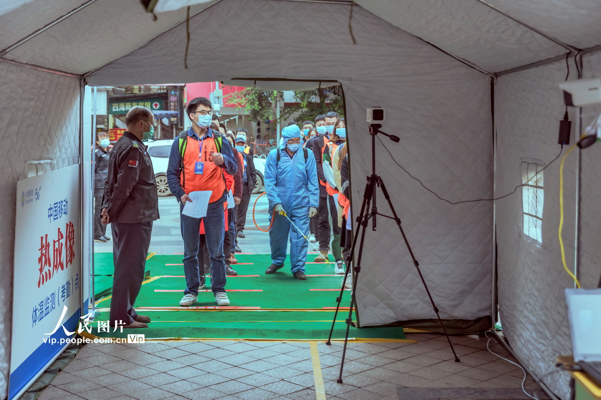 3月30日，四川省資陽市安岳中學的學生正在模擬演練進入校門口熱成像通道前的消毒。