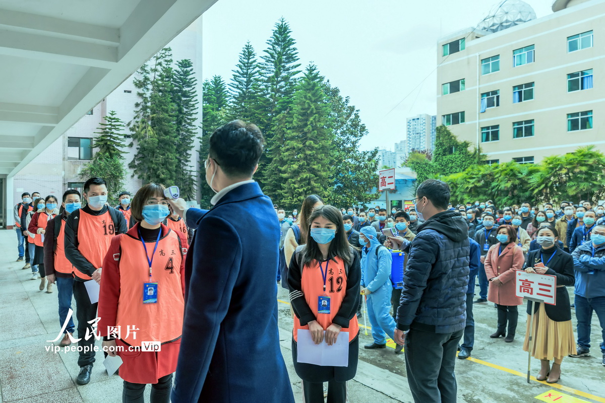 3月30日，四川省資陽市安岳中學正在模擬演練學生進入教室前的再次額溫檢測。