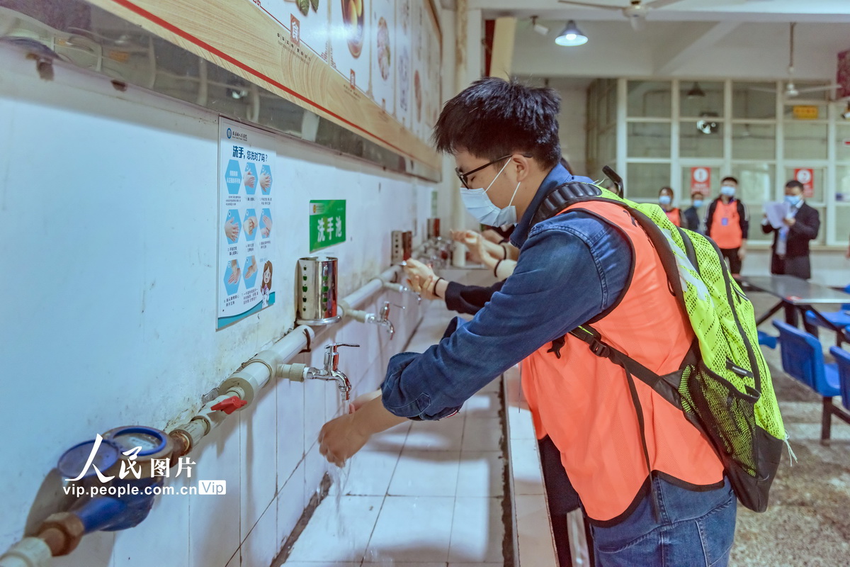 3月30日，四川省資陽市安岳中學參加復學防疫模擬演練的學生正在進行飯前洗手消毒演示。