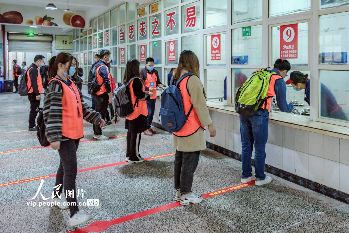 3月30日，四川省資陽市安岳中學參加復學防疫模擬演練的學生正在保持距離排隊打餐。