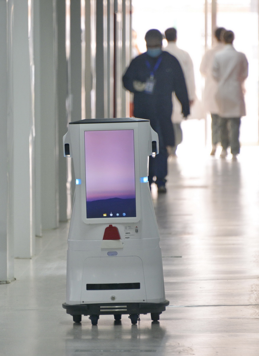這是3月30日在北京小湯山定點醫院新建病房內拍攝的服務機器人。新華社記者 李欣 攝
