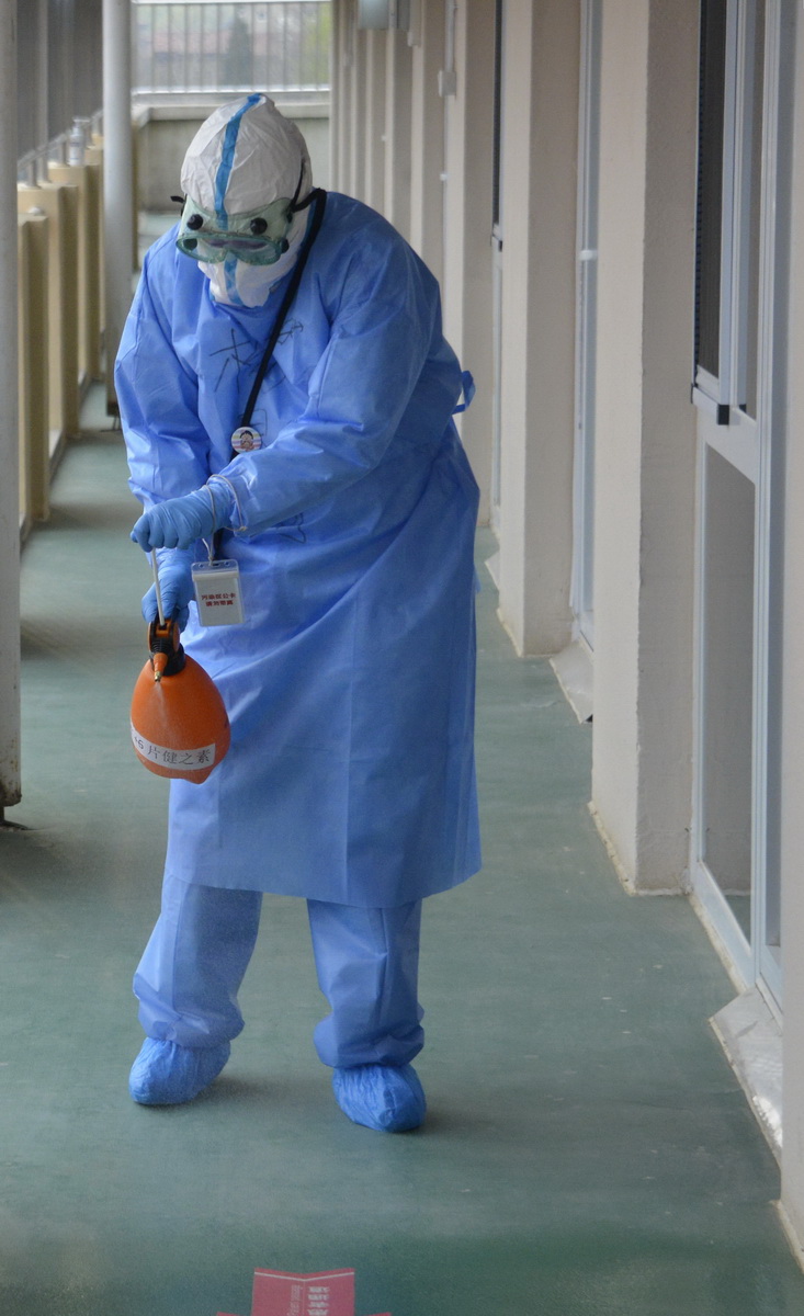 3月30日，北京小湯山定點醫院的工作人員在進行病區地板消毒。 新華社發（陳鐘昊 攝）