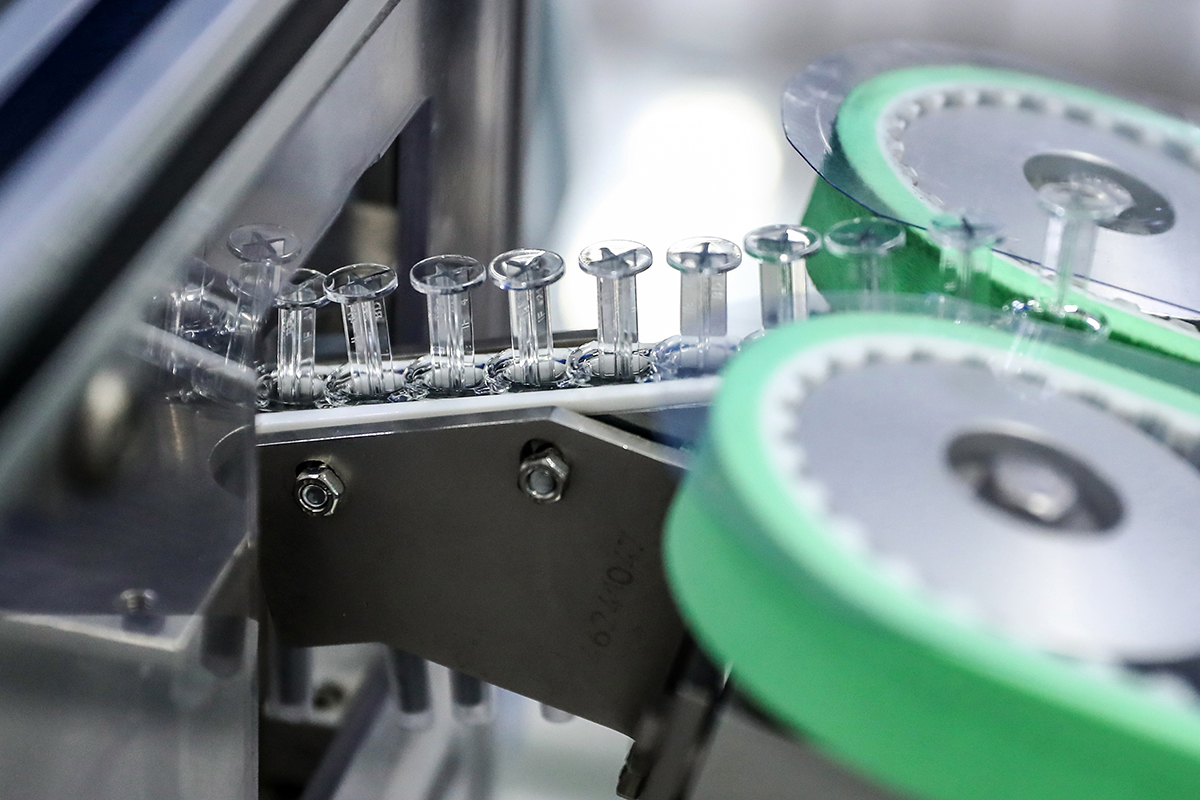 3月23日，在科興控股生物技術有限公司疫苗分包裝車間內包裝生產的疫苗產品。張玉薇 攝