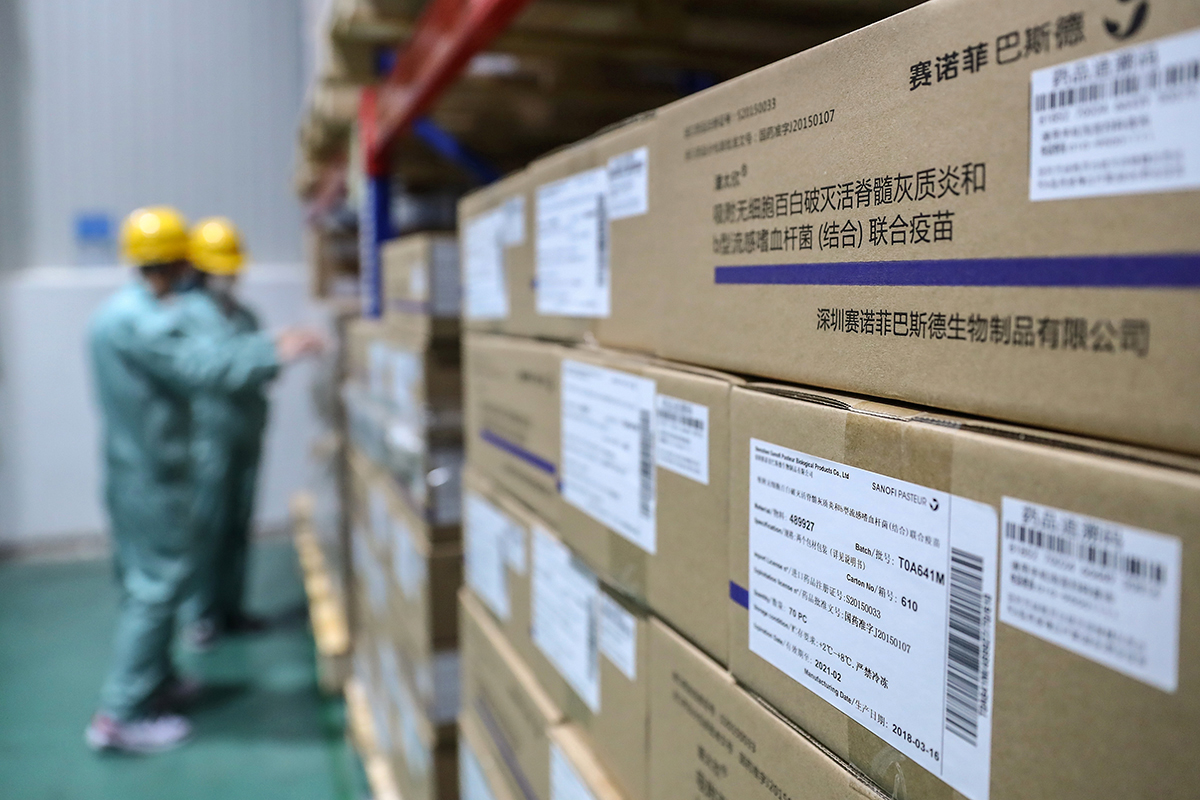 3月26日，工作人員在賽諾菲巴斯德北京物流中心核對物流信息。張玉薇 攝