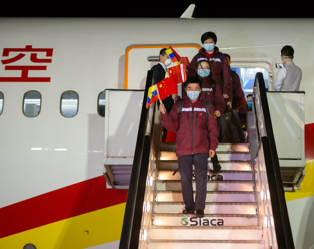 3月30日，在委內瑞拉首都加拉加斯西蒙·玻利瓦爾國際機場，中國抗疫醫療專家組全體成員走下專機。