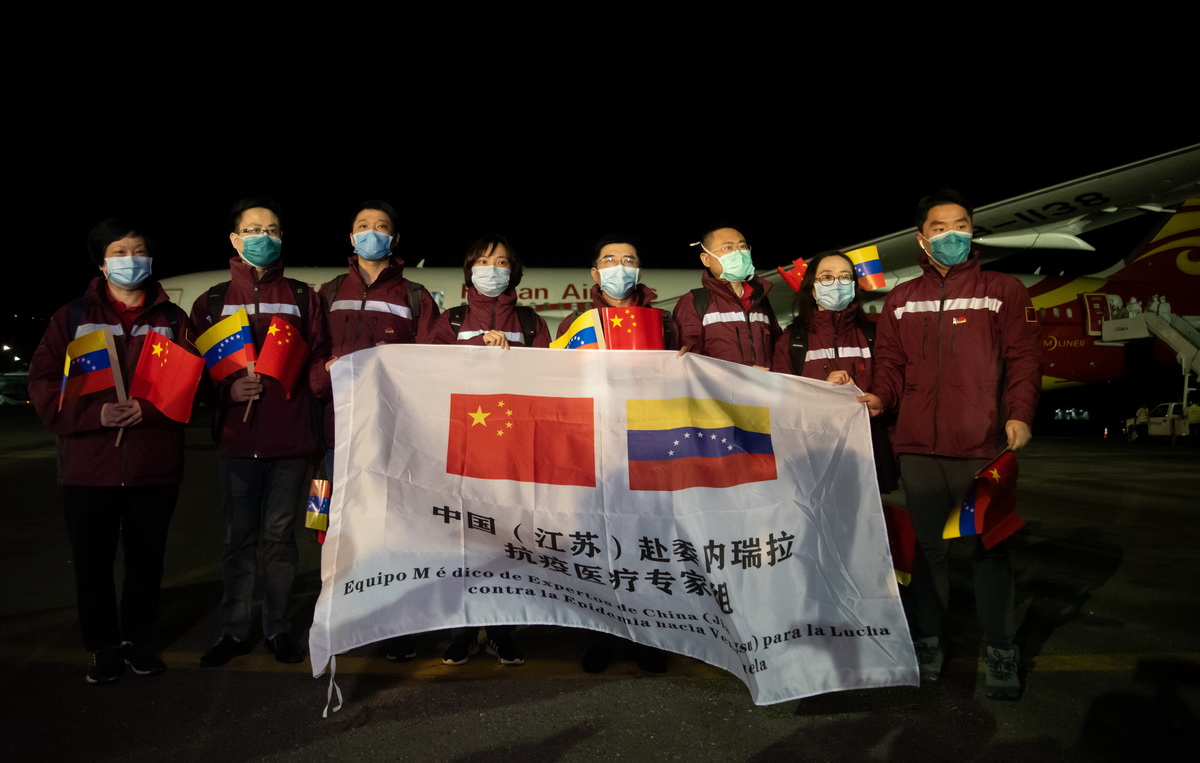 3月30日，在委內瑞拉首都加拉加斯西蒙·玻利瓦爾國際機場，中國抗疫醫療專家組全體成員合影留念。