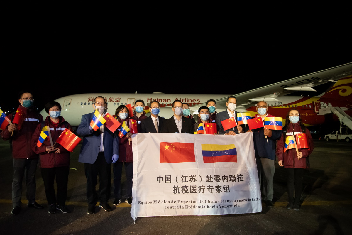 3月30日，在委內瑞拉首都加拉加斯西蒙·玻利瓦爾國際機場，中國抗疫醫療專家組全體成員與中方和委方政府代表合影。