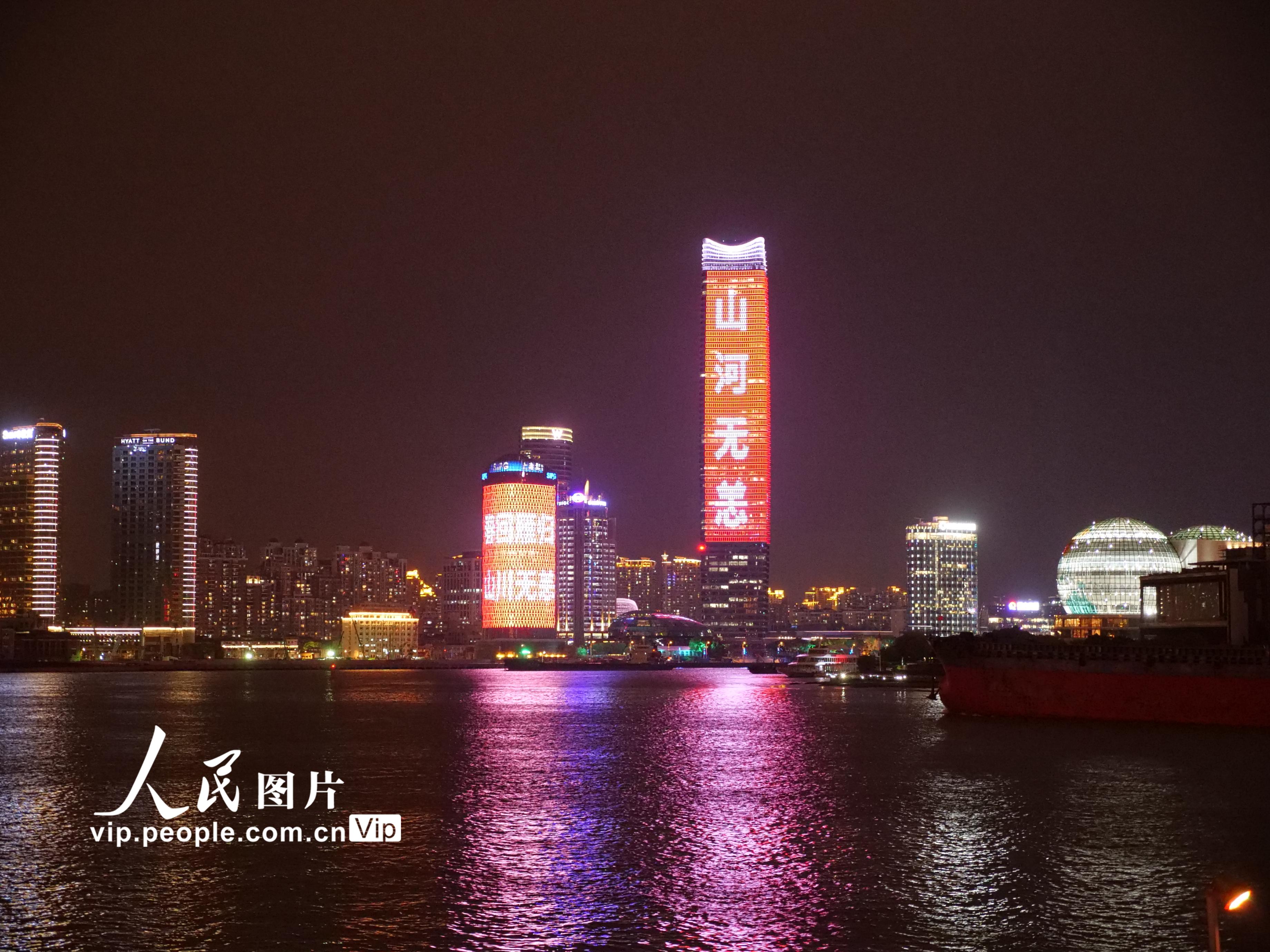 上海浦江兩岸地標建筑“亮燈” 歡迎“最美守護者”回家【6】