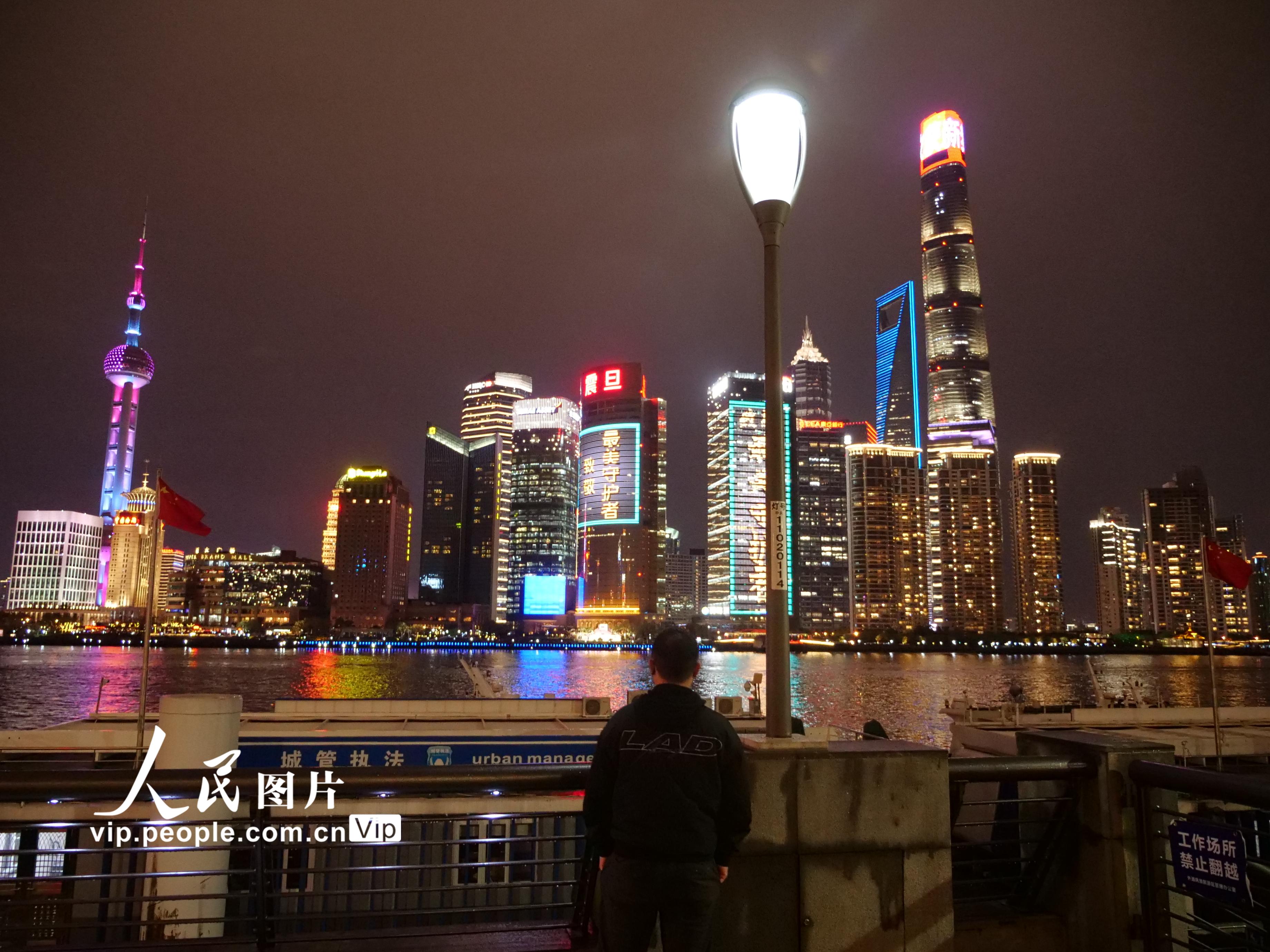 上海浦江兩岸地標建筑“亮燈” 歡迎“最美守護者”回家【10】