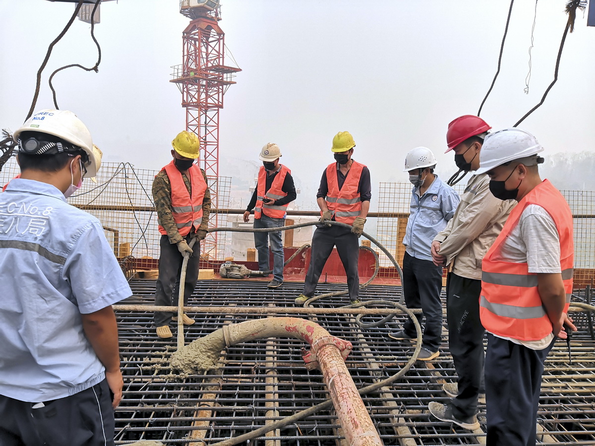 4月1日，在位於老撾北部的合龍現場，工人為班納漢湄公河特大橋澆筑。