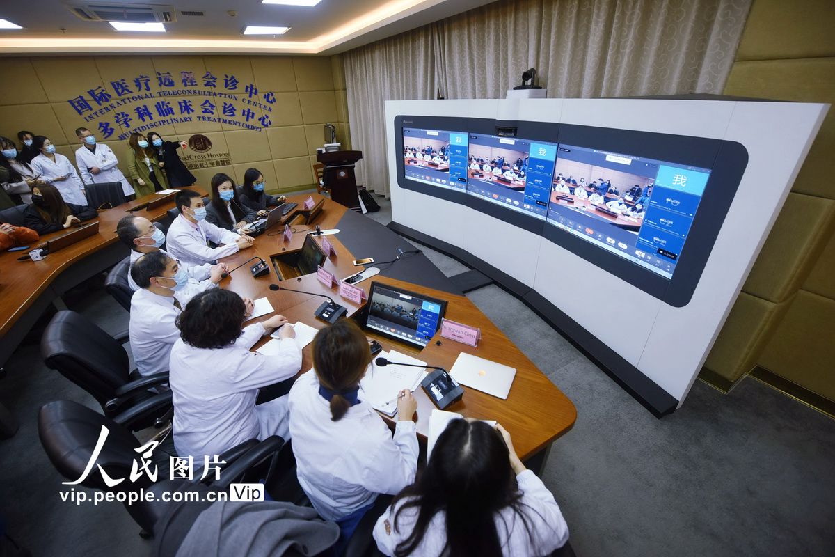 4月3日，在杭州市紅十字會醫院遠程會診中心，杭州赴湖北一線抗“疫”醫療專家在與墨西哥醫療專家一起交流對新冠肺炎治療和防疫方案。